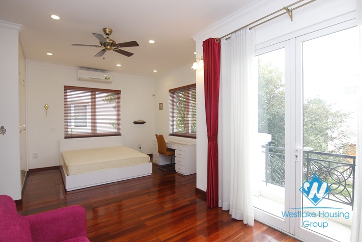 Hanoi furnished 4 bedrooms villa for let in Vinhomes Riverside with river view